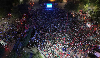 Kartal’da vatandaşlar çeyrek final maçını meydanda kurulan dev ekranda izledi