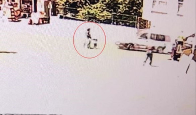 Tekirdağ’da arabanın yayalara çarptığı anlar kamerada: 2’si çocuk 3 yaralı