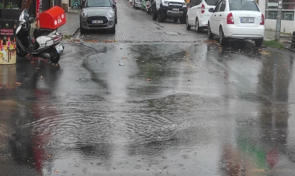 Tekirdağ'da rögar taştı, cadde sular altında kaldı