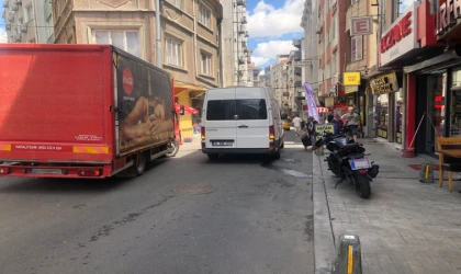 Akıncılar Caddesi’nde Kaldırımlar Yapıldı, Sorunlar Bitmedi: Vatandaşlar Yolda Yürüyor.