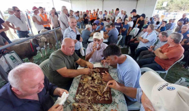 Bu da oğlak yeme yarışması: 10 kilo oğlağı çiğnemeden yediler