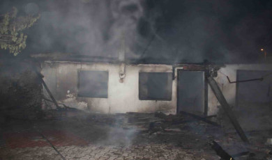 Çanakkale’de muhtara ait ev alevlere teslim oldu