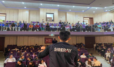 Polisten kolej öğrencilerine siber güvenlik eğitimi