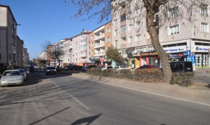 Atatürk Bulvarı'ndaki Refüjler Düzenleme Bekliyor