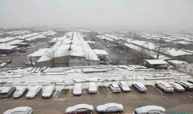 Çocuklar, şehri beyaz bürüyen kar yağışının tadını çıkardı