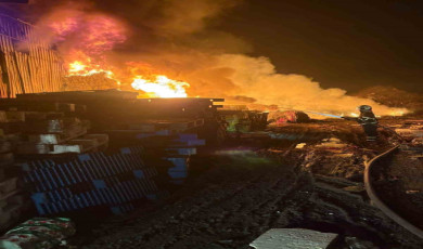 Kırklareli’nde hurda deposunda yangın