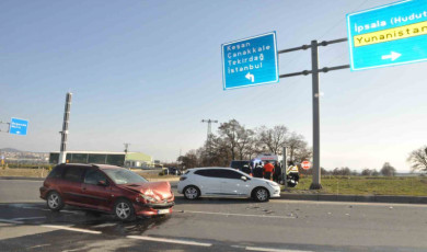 Keşan’da iki otomobil çarpıştı: 3 yaralı