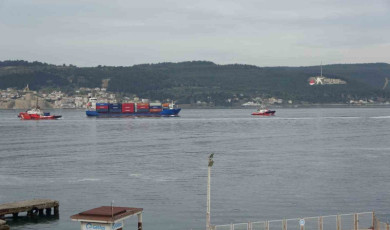 Çanakkale Boğazı’nda makine arızası yapan konteyner gemisi, yedeklenerek çekildi