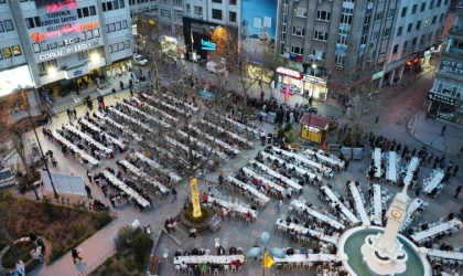 Cumhuriyet Meydanı'nda İftar Yemeği Düzenlendi