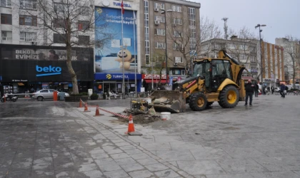 Kırık Taşlar Yenileriyle Değiştiriliyor