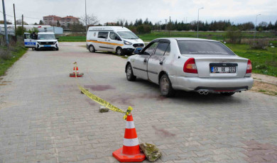 Arkadaşını boğazından bıçakladı