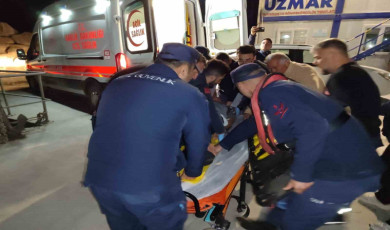 Çanakkale’de göğüs kafesi kemiği kırığı tanısı konulan hasta Sahil Güvenlik ekiplerince tahliye edildi