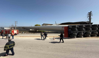 Çanakkale’de rüzgar gülü kanadı taşıyan tır devrildi