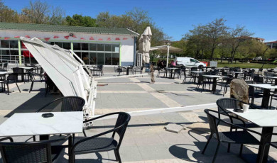 Çay içmeye diye oturduğu kafe bahçesinde tente üzerine devrildi