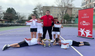 Ergeneli tenisçi öğrenciler, bölge şampiyonasında