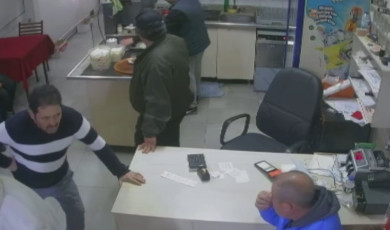 Kalp krizi geçiren vatandaş yardım istemek için kıraathaneye sığındı... O anlar kamerada