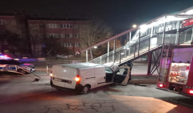 Kontrolden çıkan otomobil üst geçide çarptı: 1 yaralı