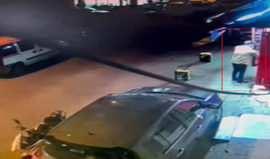 Marketten içeceğin çalındığı anlar kameraya yansıdı