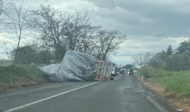 Saman yüklü tır devrildi: 1 yaralı