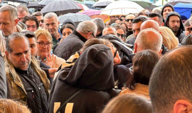 Volkan Konak’ın kızı Şimal Konak cenaze töreninde fenalaştı