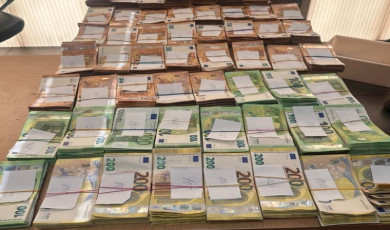 Yatağın altına gizlediği 524 bin 940 euro ile yakalandı