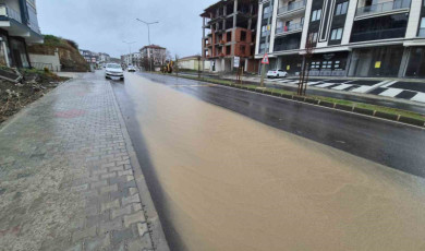 Yol suyla kaplandı