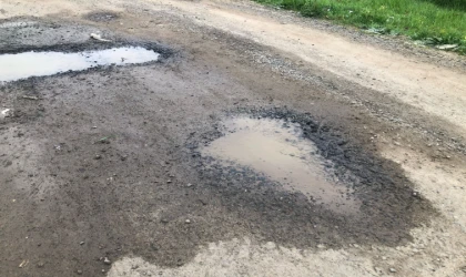Yoldaki Derin Çukurlar Tepki Çekiyor