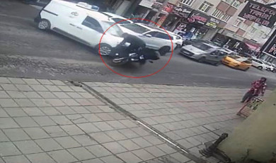 Belediye aşevinin aracı, motosikletle çarpıştı