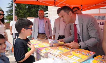 Başkan Sarıkurt'tan Öğrencilere Karne Hediyesi
