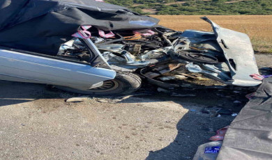 Çanakkale’de iki araç kafa kafaya çarpıştı: 2 ölü