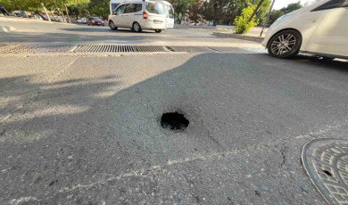 Çorlu’da çukura düşen araç hasar gördü