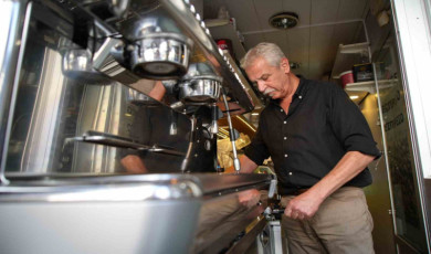 Edirne’de kafe işletmecisinin duyarlılığı, yaşlı kadını dolandırılmaktan kurtardı