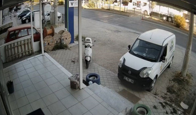 Freni patlayan kamyonun trafik ışığında bekleyen 4 otomobile çarptığı kaza kamerada