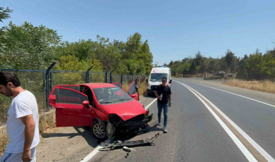 Otomobil kışla duvarına çarptı: 1 yaralı