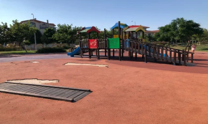 Parkın Zemini Yenilenmeyi Bekliyor