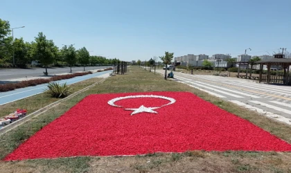 Parktaki Türk Bayrağı Görseline Bakım Yapıldı