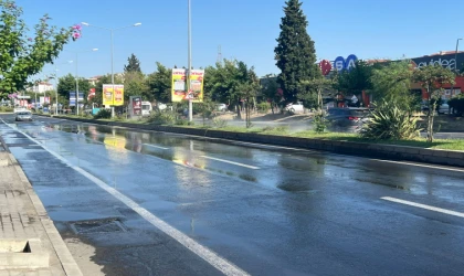 Su Kıtlığı Varken Asfalt Sulanıyor!