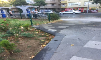 Tazyikli Suyla Kaldırımlar Yıkandı