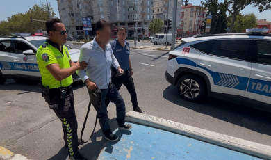Tekirdağ’da arabasıyla kaldırımda iki kişiye çarpan alkollü doktor tutuklandı