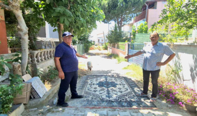 Tekirdağ’da belediye yol yapmayınca vatandaş sokağa halı serdi