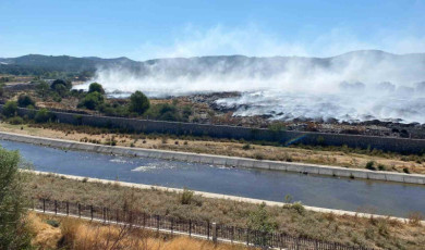 Ayvacık ilçesinde çöplükte başlayarak ormanlık alana sıçrayan yangın büyük ölçüde kontrol altına alındı