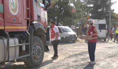 Çanakkale’de alevlerle mücadele eden ekip ve vatandaşlara Kızılay’dan yardım