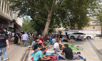 Cuma Namazı Dışarı Taştı
