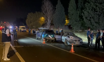 Göçmen Kaçakçıları Polisten Kaçarken Kaza Yaptı