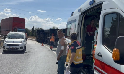 Çorlu'da Virajı Alamayan Tır Devrildi