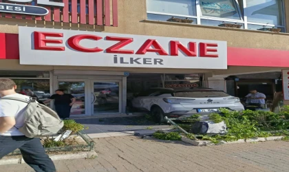 Kontrolden Çıkan Otomobil Eczaneye Girdi