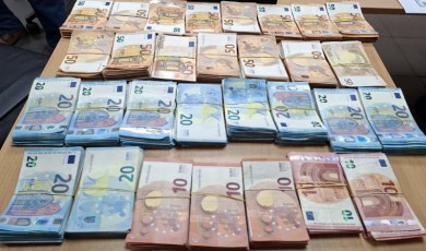 Tır kabininde ele geçirilen 99 bin 970 euro komşuya kaldı