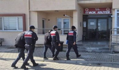 Çanakkale’de göçmen kaçakçılığı operasyonu; 9 organizatör, 3 şüpheli, 48 kaçak göçmen yakalandı