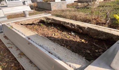 Mezar mermerlerini çalıp evinin bahçesine döşeyen şüpheli yakalandı