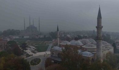 Selimiye Camisi sis bulutları arasında kayboldu